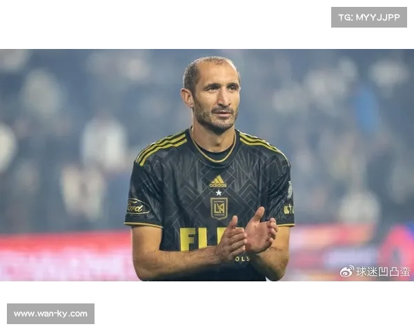 39岁基耶利尼训练中指导年轻后卫，退役后转型教练起步