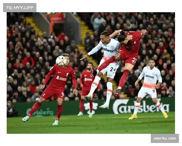 西汉姆联对阵曼联:保级区主场迎战欧战区客队,实力差距明显 西汉姆联对阵曼联:保级区主场迎战欧战区客队,实力差距明显